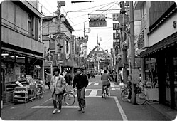 昭和58年当時の文具くずまき周辺(荏原町商店街HPより)